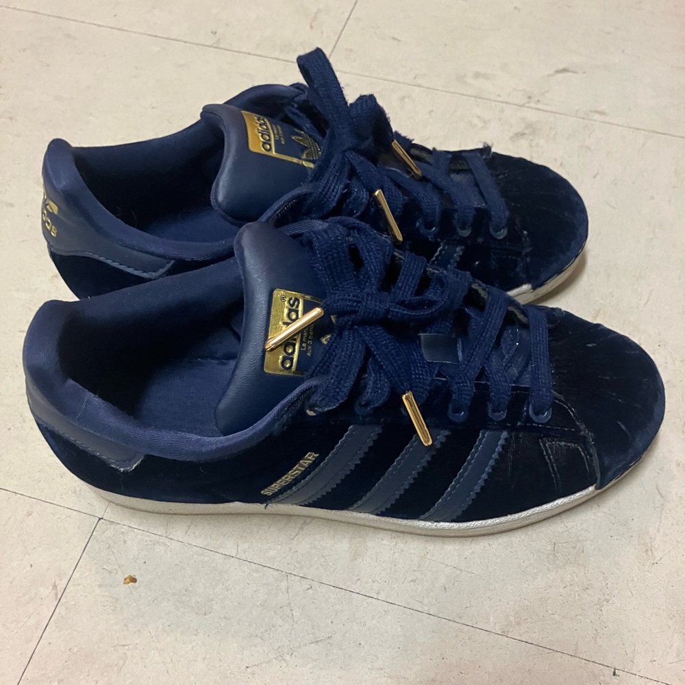 Size 7 Adidas tennis shoes